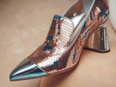 Wie pflege ich metallic‑ und lamé‑lederpumps, damit die farbschicht nicht abblättert und der glanz erhalten bleibt?