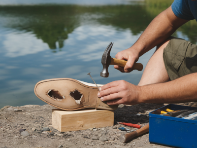Wie repariere ich einen löchrigen schuhabsatz selbst in 10 minuten